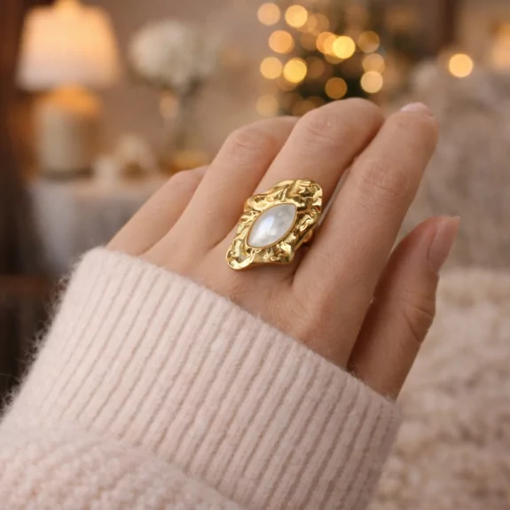 Bague dorée avec cabochon...