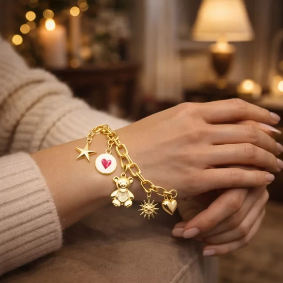 Bracelet doré breloques...