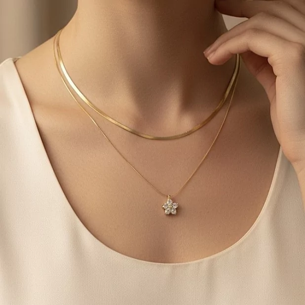 Collier double rang doré avec fleur strass – Acier inoxydable