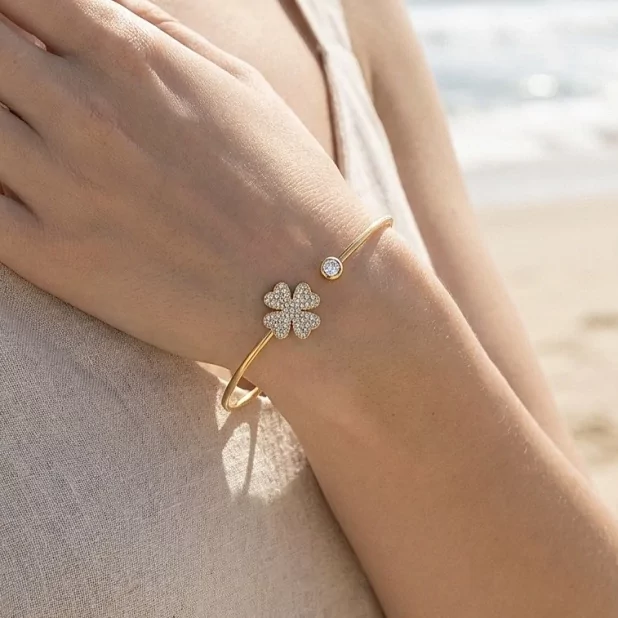 Bracelet jonc trèfle strass – Acier inoxydable Bracelet jonc trèfle strass – Acier inoxydable
