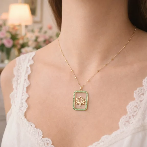 Collier pendentif strass et...