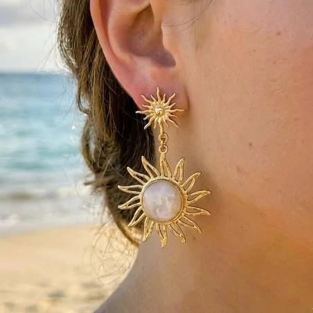 Boucles d’oreilles soleil dorées avec cabochon central