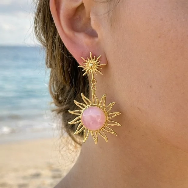 Boucles d’oreilles soleil dorées avec cabochon central