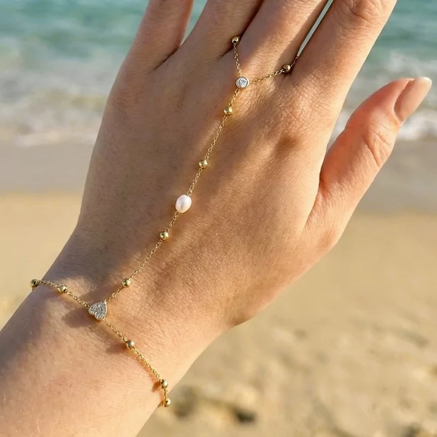 Bracelet Bijou de Main Perles & Cœur Strass