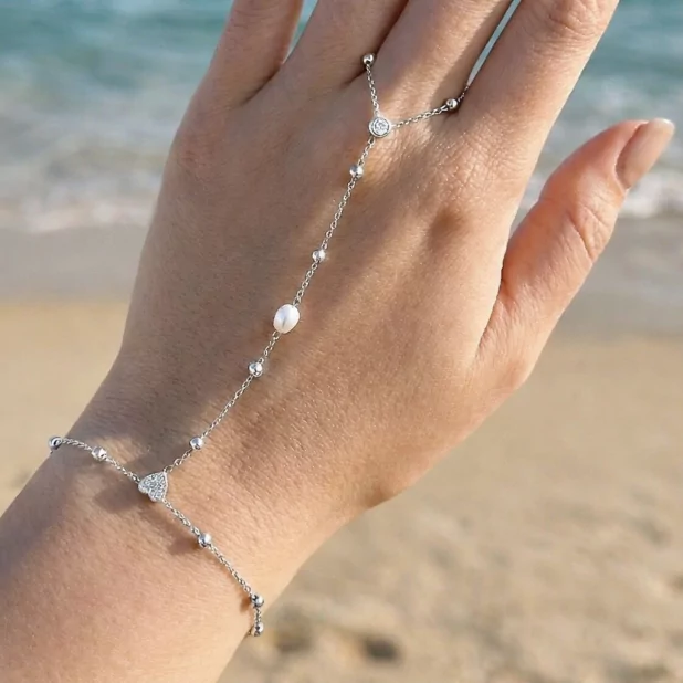 Bracelet Bijou de Main Perles & Cœur Strass