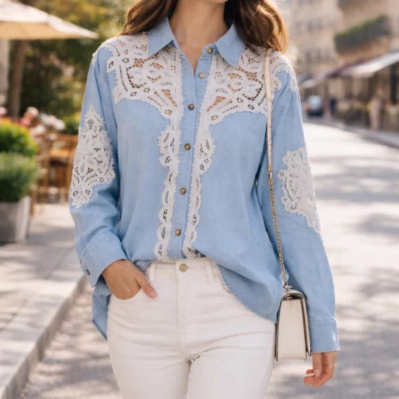 Chemise en jean bleu clair avec dentelle blanche – Blouse bohème