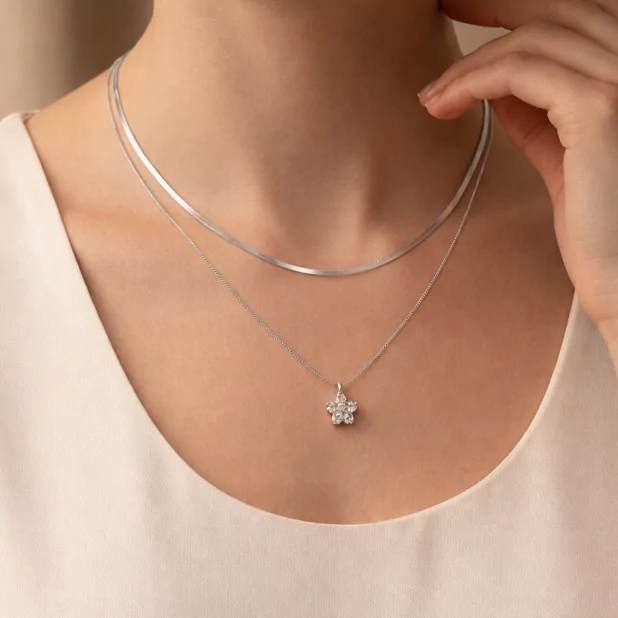 Collier double rang avec fleur strass – Acier inoxydable