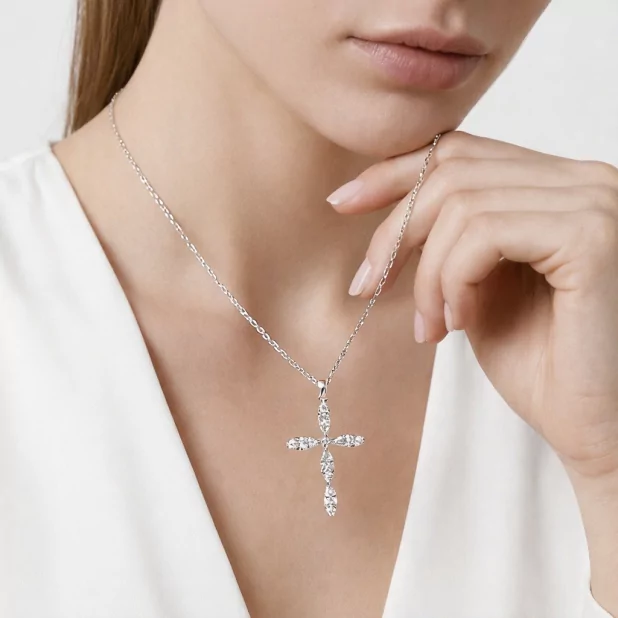 Collier pendentif croix strass en acier – Doré ou Argenté