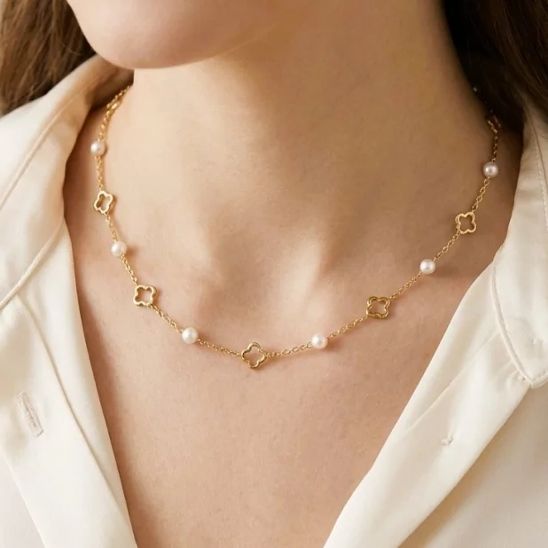 Collier trèfles et perles en acier