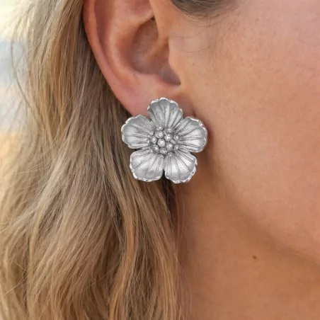 Boucles d’oreilles fleur en acier inoxydable – Finition dorée – Style élégant