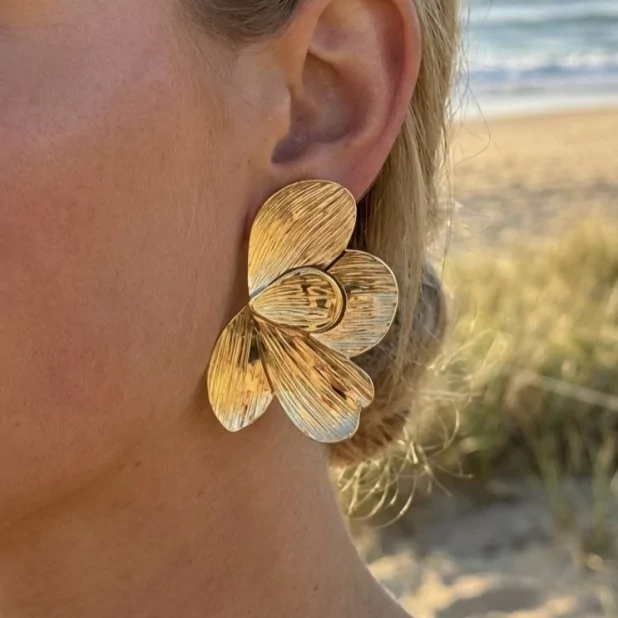 Boucles d’oreilles fleur texturée en acier inoxydable Boucles d’oreilles fleur texturée en acier inoxydable