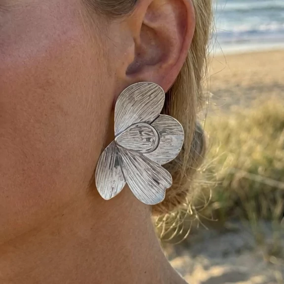 Boucles d’oreilles fleur texturée en acier inoxydable