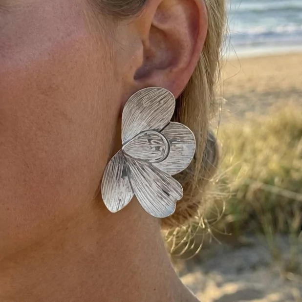 Boucles d’oreilles fleur texturée en acier inoxydable