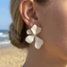 Boucles d’oreilles fleur nacrée – finition dorée