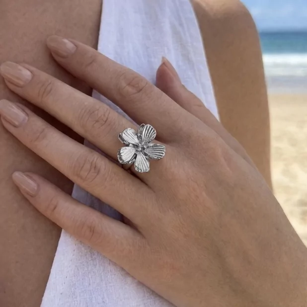 Bague fleur texturée en acier inoxydable – Ajustable