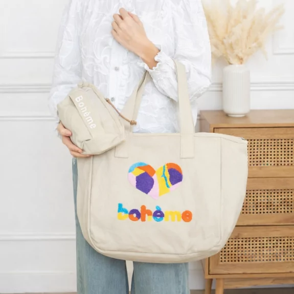 Sac cabas Bohème en jean coton brodé – cœur multicolore