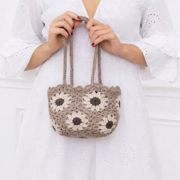 Petit panier crochet à motifs fleurs et pochon