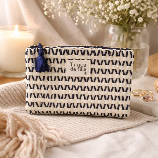 Pochette tressée “Trucs de fille” – Accessoire mode tendance
