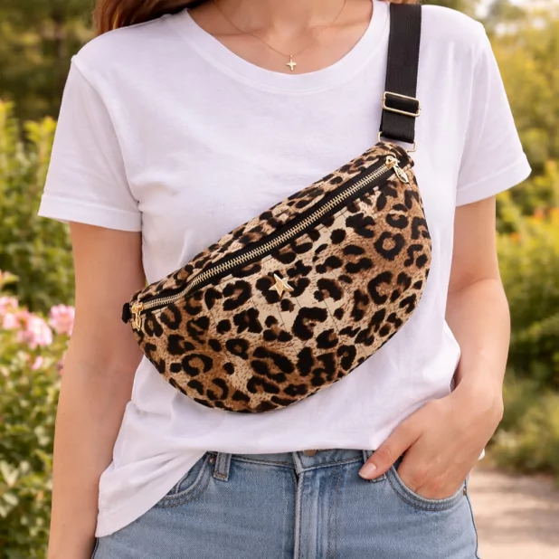 Sac banane matelassé 100 % coton imprimé léopard Sac banane matelassé 100 % coton imprimé léopard