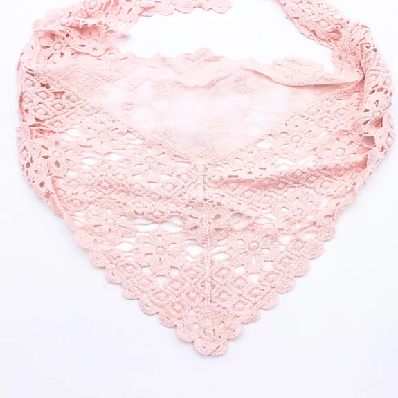 Foulard en crochet dentelle – Élégance bohème et tendance