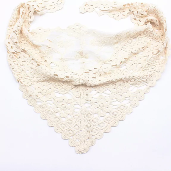 Foulard en crochet dentelle – Élégance bohème et tendance