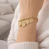 Bracelet doré acier à médailles texturées