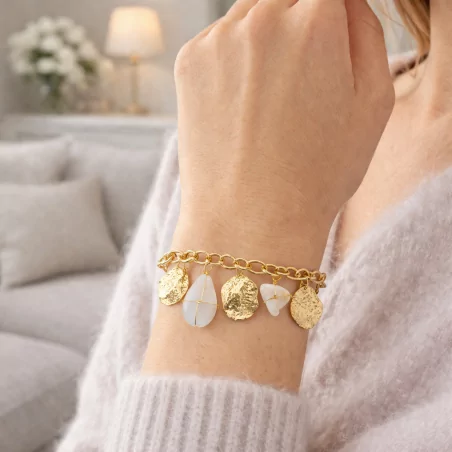 Bracelet doré à médailles martelées et pierres naturelles