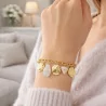 Bracelet doré à médailles martelées et pierres naturelles