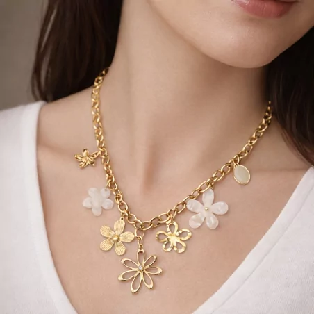 Collier doré à charms fleurs et détails nacrés