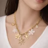 Collier doré à charms fleurs et détails nacrés