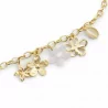 Bracelet doré à charms fleurs et détails nacrés