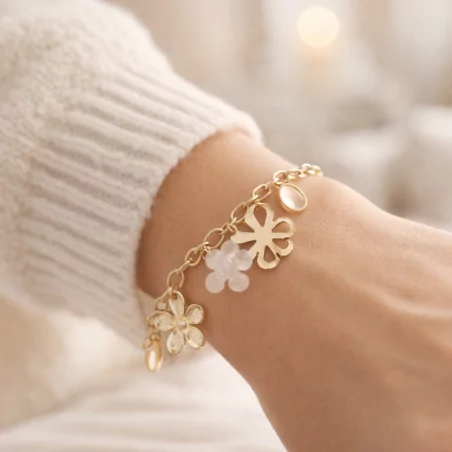 Bracelet doré à charms fleurs et détails nacrés