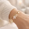 Bracelet doré à charms fleurs et détails nacrés