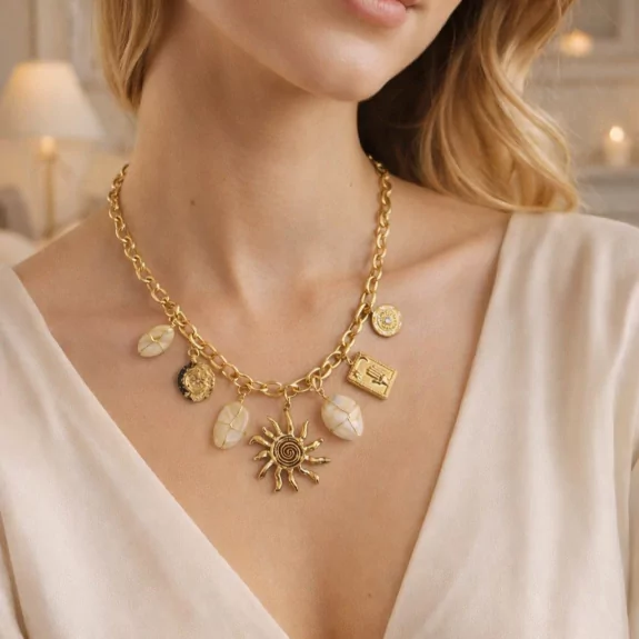 Collier doré à charms...