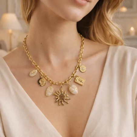 Collier doré à charms soleil et pierres naturelles