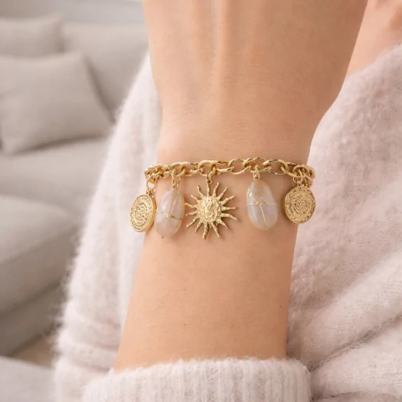 Bracelet doré à charms...