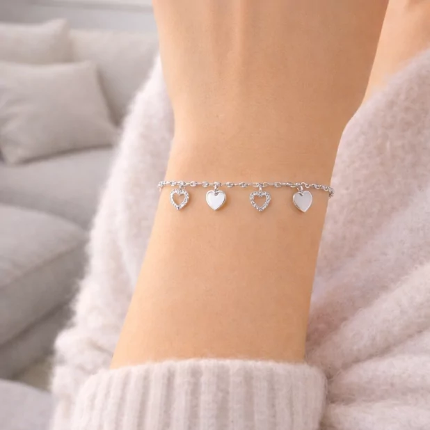 Bracelet charms cœurs en acier inoxydable fin et élégant