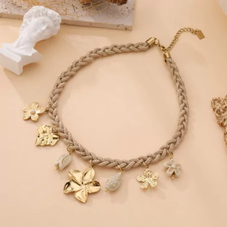 Collier tressé doré breloques florales et nacrées