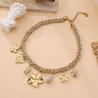 Collier tressé doré breloques florales et nacrées