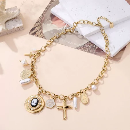 Collier doré breloques croix et perles nacrées