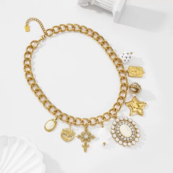 Collier doré breloques...