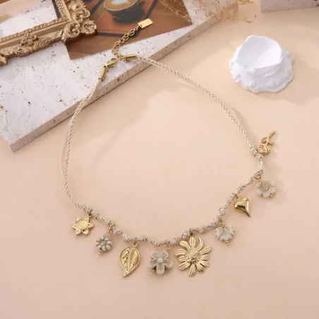 Collier cordon blanc à breloques florales dorées