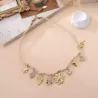 Collier cordon blanc à breloques florales dorées