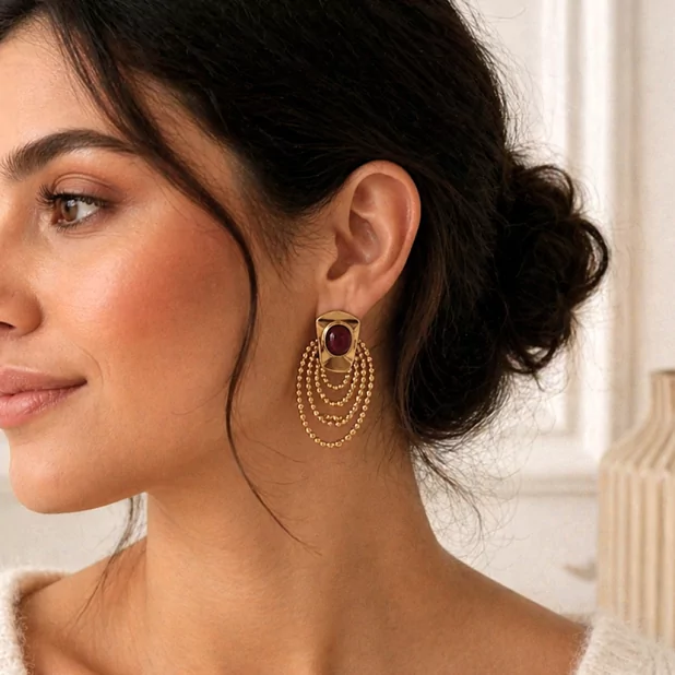 Boucles d’oreilles dorées avec pierre colorée