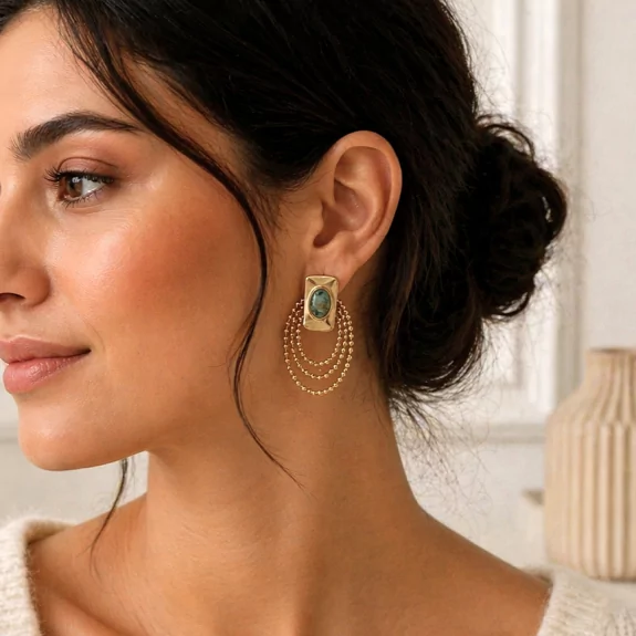 Boucles d’oreilles dorées avec pierre colorée