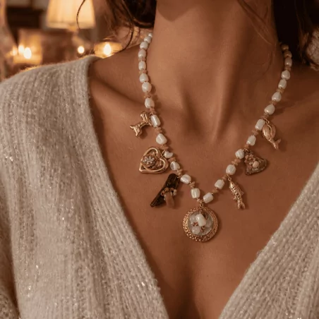 Collier bohème breloques dorées et perles blanches