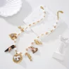 Collier bohème breloques dorées et perles blanches