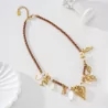 Collier bohème cordon tressé et breloques dorées