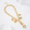 Collier chaîne dorée breloques florales et cœur