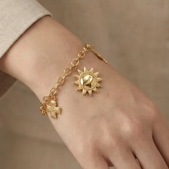 Bracelet doré breloques...